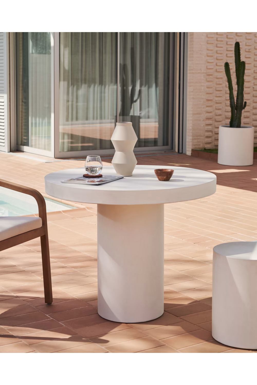 White Cement Round Table | La Forma Aiguablava | Woodfurniture.com