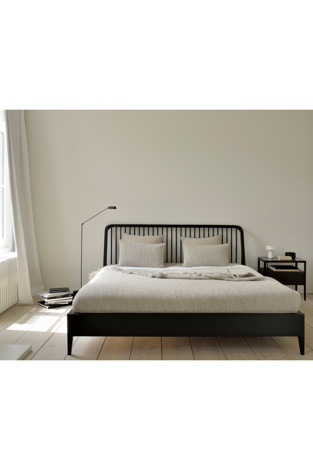 Cama de roble macizo negro | Husillo Ethnicraft